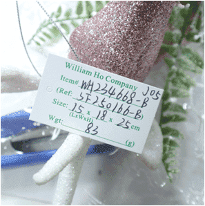 Adorno colgante de cabeza de reno con piñas, agujas de pino y purpurina rosa y blanca