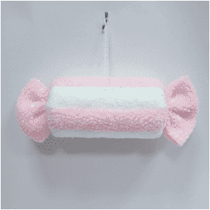 Adorno de caramelito peludo con pailletes rosa y blanco