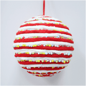 Adorno de esfera con rayas rojo y blanco y adornos de perlas multicolores