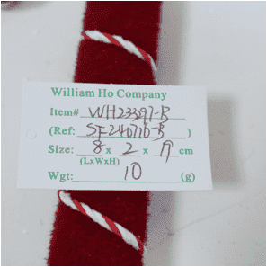Adorno colgante de bastón de caramelo navideño de felpa en tono rojo.
