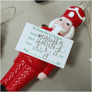 Adorno colgante navideño de cascanueces con traje rojo adorable.