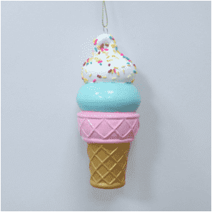 Adorno colgante navideño de helado en cucurucho.