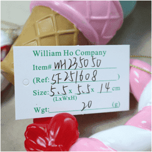 Adorno colgante navideño de helado en cucurucho.