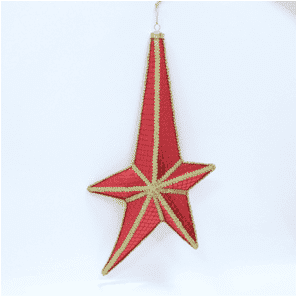 Adorno colgante de estrella roja con bordes dorados.